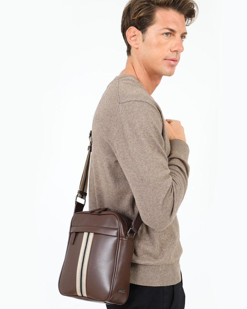 Ανδρική τσάντα DOCA χιαστί σε καφέ χρώμα με ριγέ ιμάντα εξωτερική τσέπη και ρυθμιζόμενο λουράκι ΤΠΤ066000