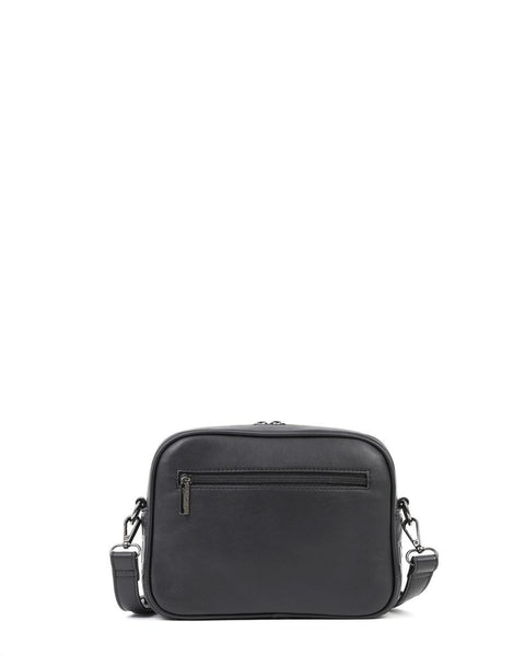Tσάντα χιαστί DOCA σε μαύρο χρώμα με ανάγλυφο λογότυπο, αποσπώμενο/ρυθμιζόμενο λουράκι και εξωτερική τσέπη ΤΠΤ061000