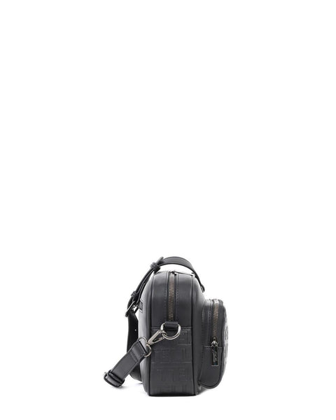 Tσάντα χιαστί DOCA σε μαύρο χρώμα με ανάγλυφο λογότυπο, αποσπώμενο/ρυθμιζόμενο λουράκι και εξωτερική τσέπη ΤΠΤ061000