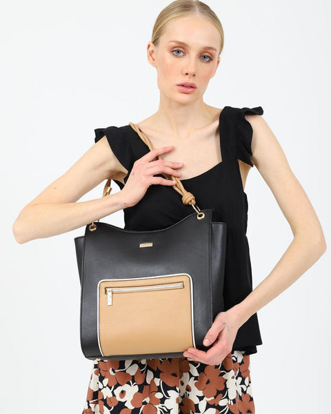 Tσάντα ώμου DOCA σε μαύρο χρώμα με ιδιαίτερο σχέδιο και εξωτερική τσέπη ΤΠΤ397000