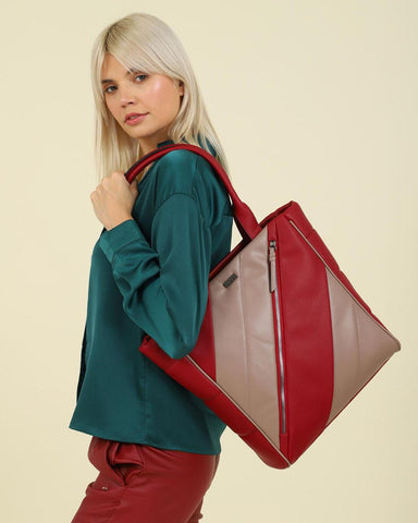 Γυναικεία τσάντα ώμου DOCA σε κόκκινο χρώμα με μπεζ λωρίδες.ΤΠΤ195000