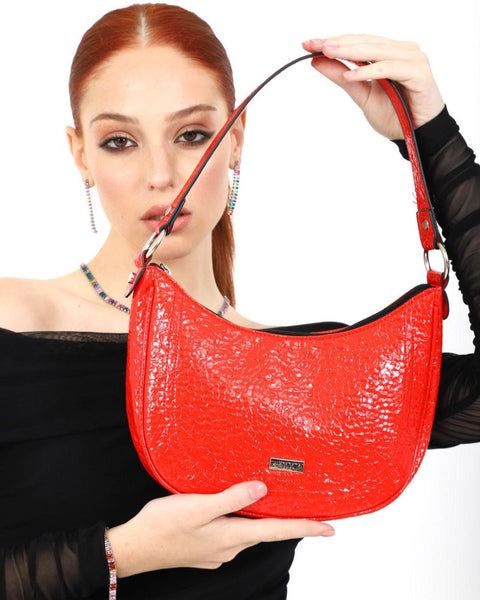 Γυναικεία τσάντα ώμου DOCA σε κόκκινο χρώμα με κυκλικό σχήμα, διακοσμητικές λεπτομέρειες και λουστρίν υφή.ΤΠΤ200000