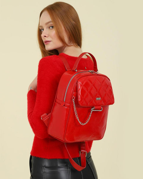 Γυναικεία τσάντα DOCA πλάτης σε κόκκινο χρώμα με λουστρίν υφή και κλείσιμο με καπάκι. ΤΠΤ205000