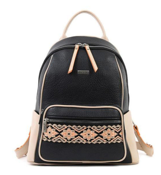 Γυναικεία τσάντα πλάτης DOCA σε μαύρο χρώμα με ιδιαίτερη υφή, ρυθμιζόμενα λουράκια, γεωμετρικό σχέδιο, κρόσσια, εξωτερική τσέπη, ασημί κούμπωμα και διακοσμητικές λεπτομέρειες   ΤΠΤ27300