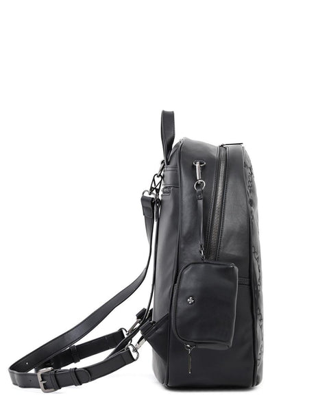Tσάντα πλάτης DOCA σε μαύρο χρώμα με πλαϊνές τσέπες, αποσπώμενα/ρυθμιζόμενα λουράκια, καπιτονέ υφή με κέντημα λογότυπο και αποσπώμενο εξωτερικό τσαντάκι  ΤΠΤ051000