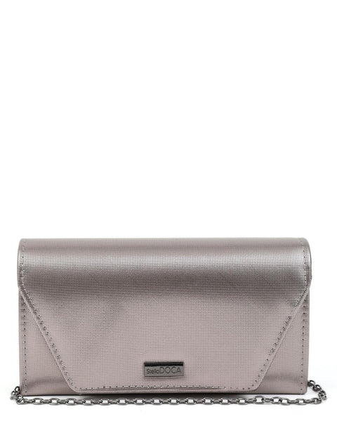 Γυναικείο βραδινό τσαντάκι DOCA clutch σε ασημί χρώμα με αλυσίδα και  κλείσιμο με καπάκι. ΤΠΤ893000