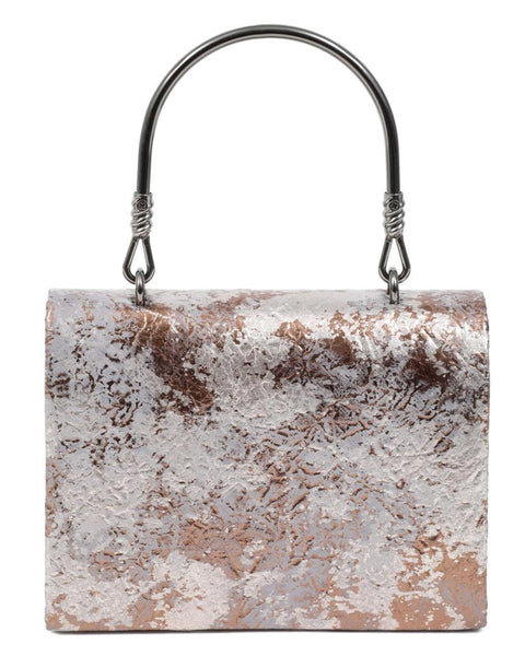 Γυναικείο βραδινό τσαντάκι DOCA clutch σε ασημί χρώμα με μπρόνζε λεπτομέρειες, κλείσιμο με καπάκι και αλυσίδα.  ΤΠΤ898000