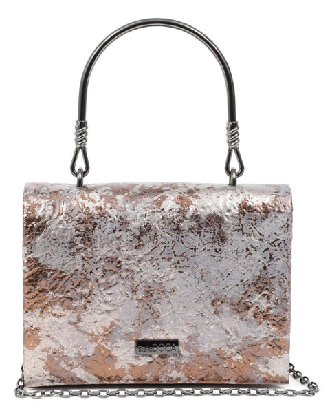 Γυναικείο βραδινό τσαντάκι DOCA clutch σε ασημί χρώμα με μπρόνζε λεπτομέρειες, κλείσιμο με καπάκι και αλυσίδα.  ΤΠΤ898000