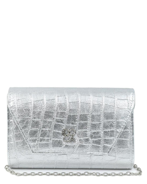 Γυναικείο βραδινό τσαντάκι DOCA clutch σε ασημί χρώμα με κροκό υφή, κλείσιμο με καπάκι και αλυσίδα. ΤΠΤ894000