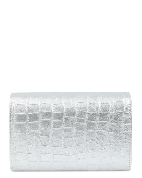 Γυναικείο βραδινό τσαντάκι DOCA clutch σε ασημί χρώμα με κροκό υφή, κλείσιμο με καπάκι και αλυσίδα. ΤΠΤ894000