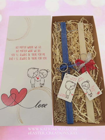 ΣΕΤ 2 Χειροποίητες αρωματικές Λαμπάδες με 2 ξύλινα μπρελόκ αγόρι-κορίτσι σε υπέροχο Κουτί Δώρου Λ26025000