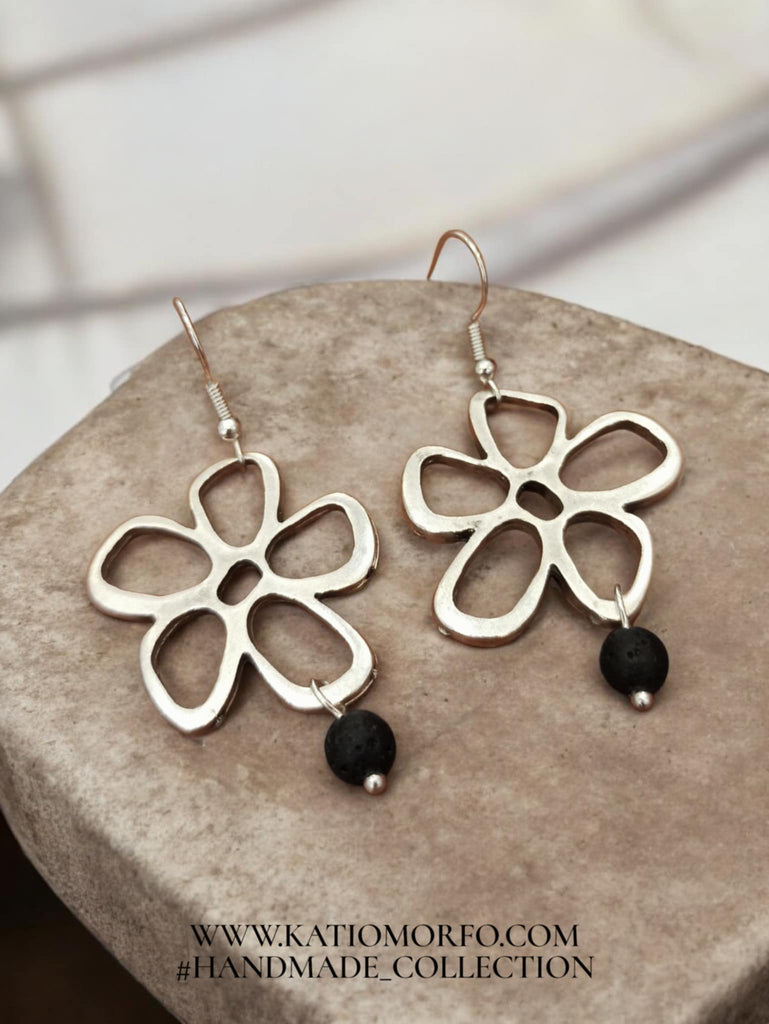 Χειροποίητα Σκουλαρίκια λουλουδάκια με ημιπολύτιμες πέτρες. Σ567000