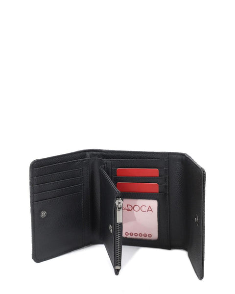 Πορτοφόλι DOCA  σε μαύρο χρώμα με λουστρίν υφή, ανθρακί κούμπωμα και κλείσιμο με καπάκι ΤΠΠ126000