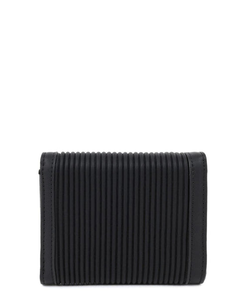 Πορτοφόλι DOCA σε μαύρο χρώμα με ανάγλυφη υφή, κλείσιμο με καπάκι και χρυσό κούμπωμα ΤΠΠ177000