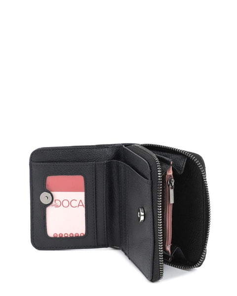 Πορτοφόλι DOCA σε μαύρο χρώμα με ριγέ σχέδιο και καπιτονέ υφή. ΤΠΠ187000