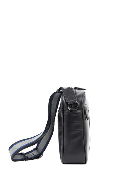 Ανδρική τσάντα DOCA χιαστί σε μαύρο χρώμα με ριγέ ιμάντα εξωτερική τσέπη και ρυθμιζόμενο λουράκι ΤΠΤ065000