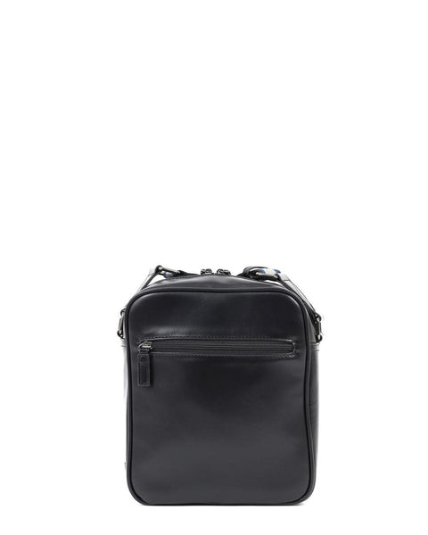 Ανδρική τσάντα DOCA χιαστί σε μαύρο χρώμα με ριγέ ιμάντα εξωτερική τσέπη και ρυθμιζόμενο λουράκι ΤΠΤ065000
