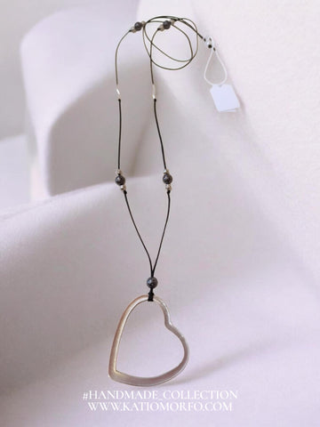 Χειροποίητο μακρύ κολιέ με καρδιά και ημιπολύτιμους λίθους. Κ263000