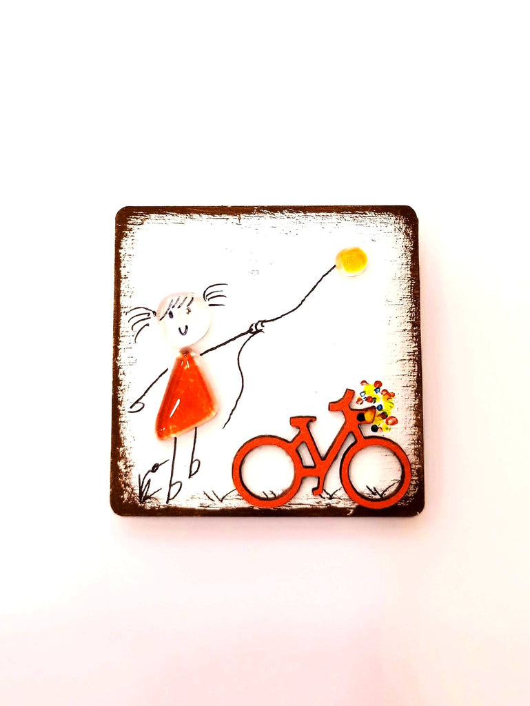 Χειροποίητο μαγνητικό Ξύλινο Καδράκι με γυάλινη παράσταση ''κοριτσάκι & ποδήλατο''   Β012