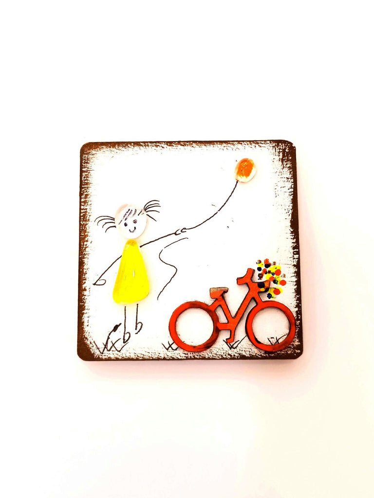 Χειροποίητο μαγνητικό Ξύλινο Καδράκι με γυάλινη παράσταση ''κοριτσάκι & ποδήλατο''   Β010
