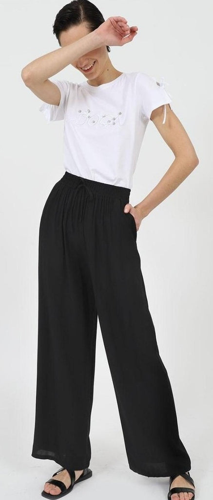 Παντελόνι DOCA σε μαύρο χρώμα με ελαστική μέση και τσέπες